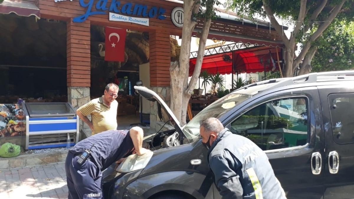 Alanya&rsquo;da aracın motor b&ouml;l&uuml;m&uuml;ne sıkışan kediyi itfaiye kurtardı