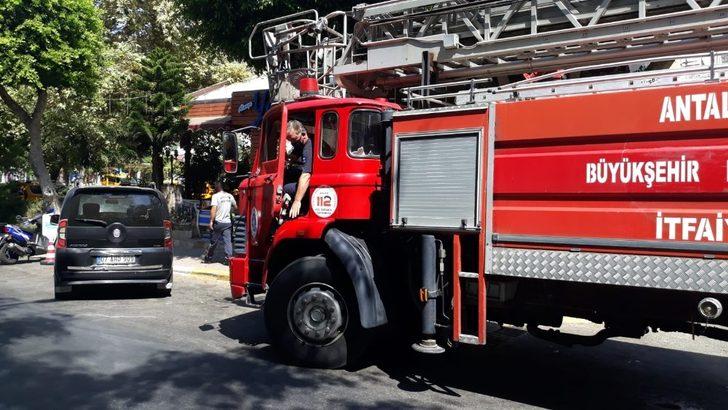 Alanya’da aracın motor bölümüne sıkışan kediyi itfaiye kurtardı G2