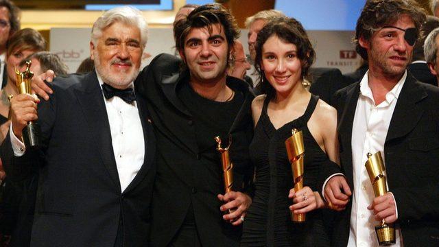 2004 yılında Berlin Film Festivali'nde Mario Adorf, Fatih Akın ve Sibel Kekilli ile birlikte.