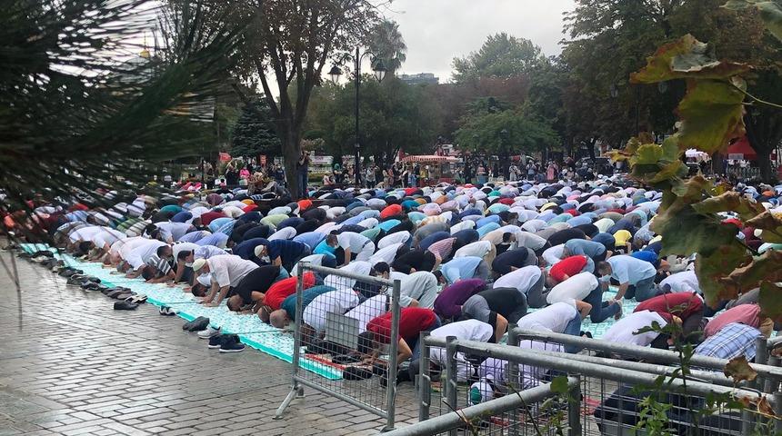 Ayasofya Camii'nde yağmura rağmen Cuma Namazı yoğunluğu