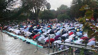Ayasofya Camii'nde yağmura rağmen Cuma Namazı yoğunluğu