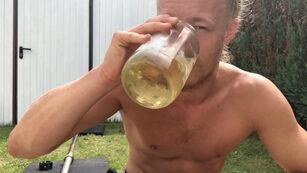 Hastalıklardan korunmak i&ccedil;in kendi idrarını i&ccedil;iyor 