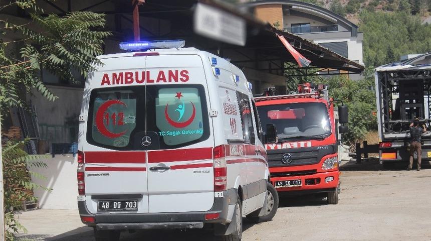 İş yerinde &ccedil;ıkan ara&ccedil; yangınını &ccedil;alışanlar s&ouml;nd&uuml;rd&uuml;