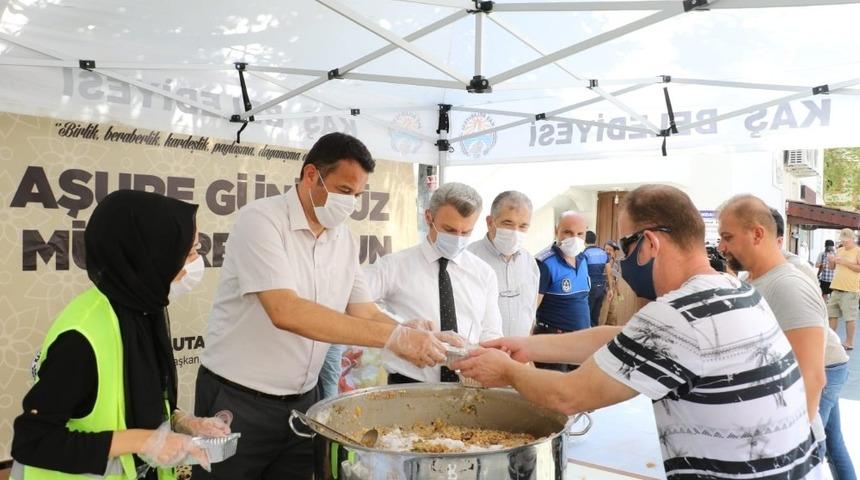 Başkan Ulutaş aşure dağıttı