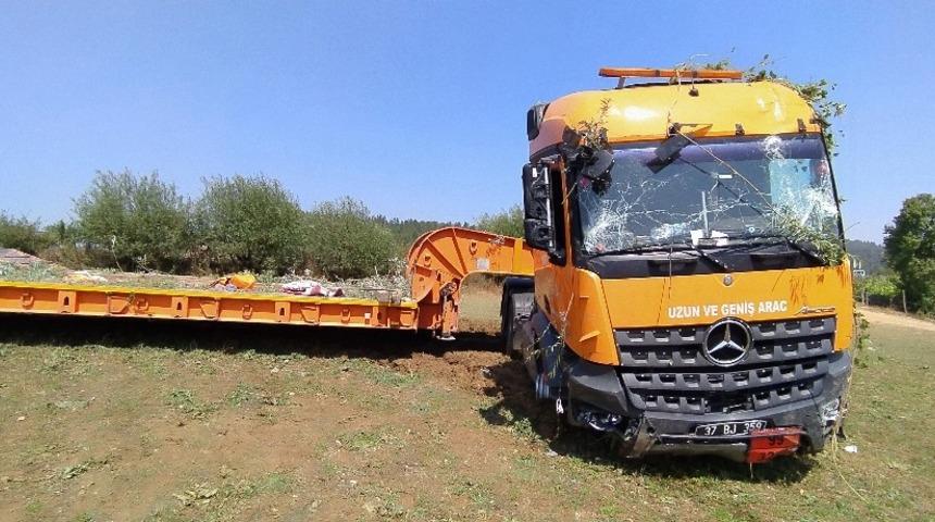 Karayollarına ait tır kaza yaptı: 1 yaralı