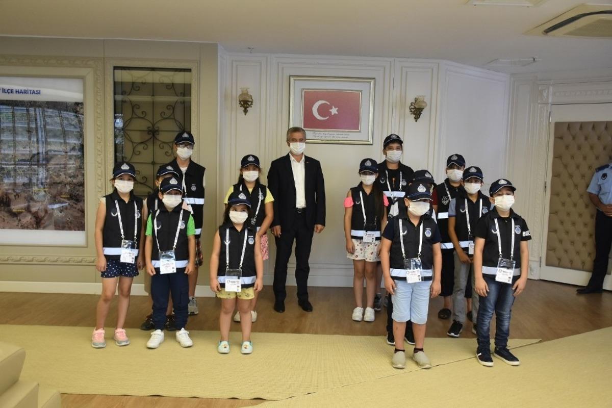 Minik zabıtalardan Tahmazoğlu&rsquo;na s&uuml;rpriz ziyaret