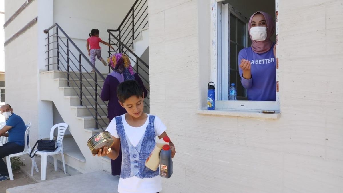 Vatandaşlara pekmez, tahin ve helva dağıtıldı