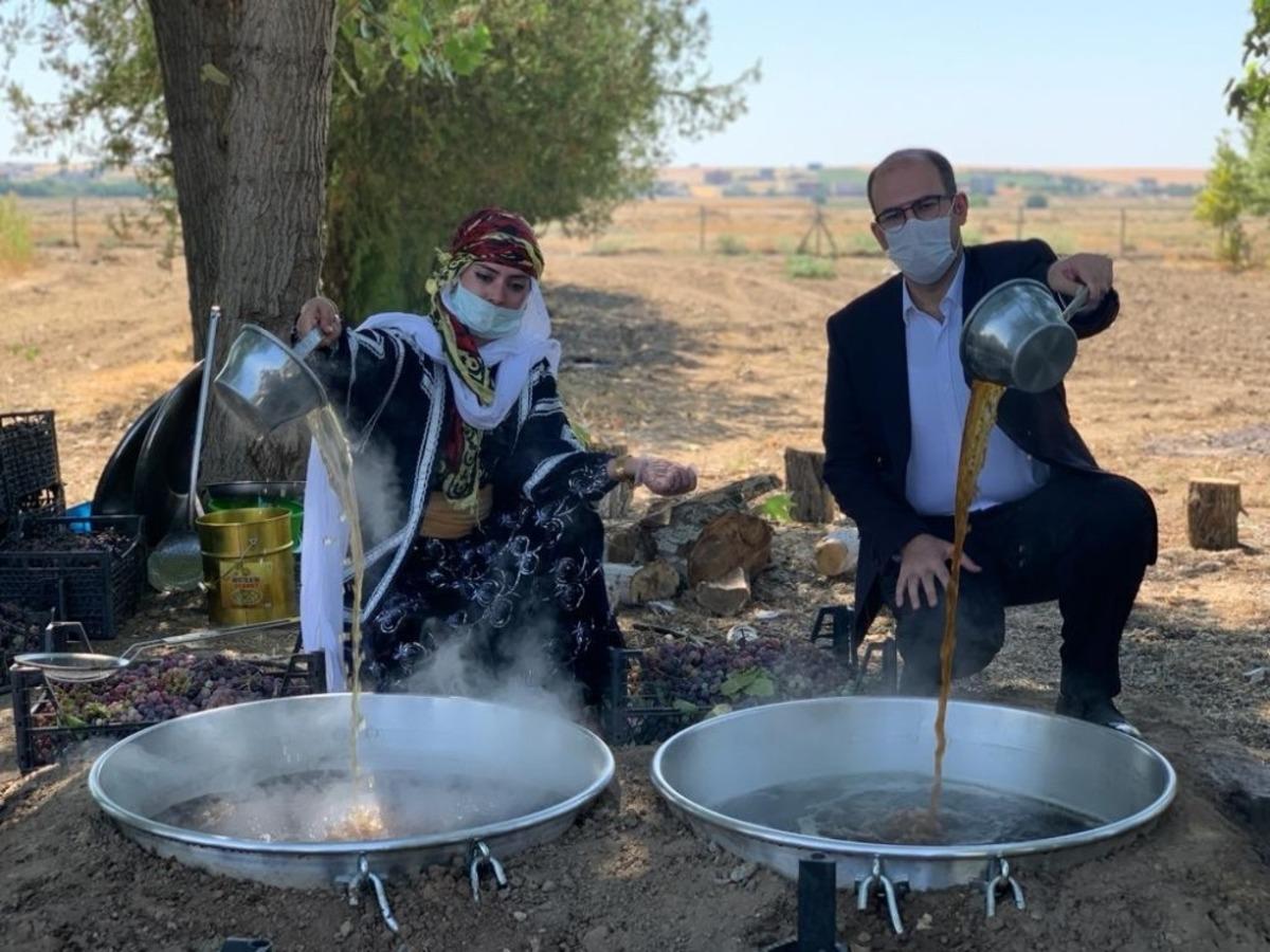 Bismil&rsquo;de asker ve sağlık &ccedil;alışanları i&ccedil;in bağ bozumu yapıldı