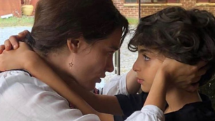 Bel&ccedil;im Bilgin de &lsquo;&ccedil;alışan anne&rsquo; akımına katıldı!