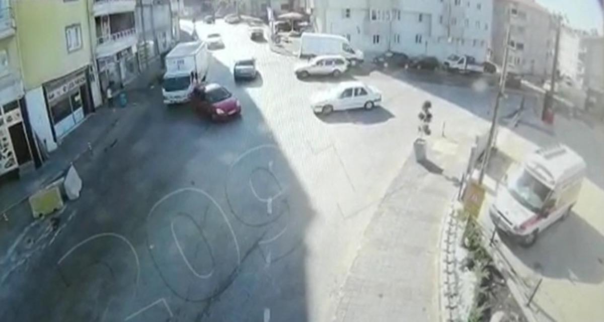 Arkasından kamyon &ccedil;arpan otomobil iş yerine daldı