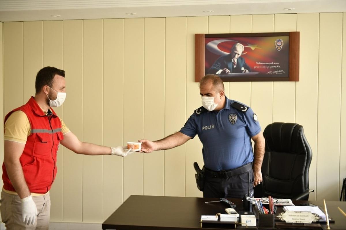 Elbistan&rsquo;da korona vir&uuml;s kahramanlarına aşure ikramı