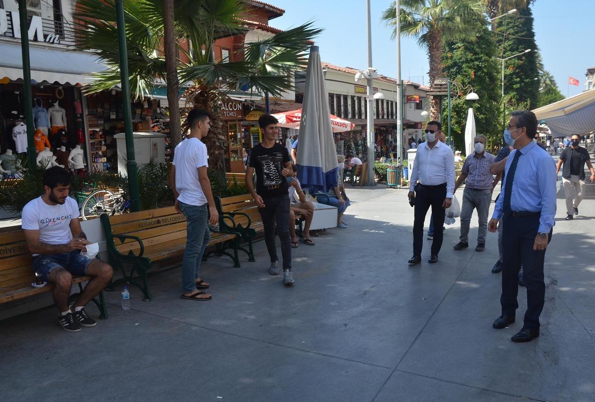 Kuşadası sokaklarında koronavir&uuml;s denetimi