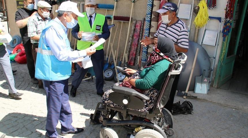 Akşehir&rsquo;de maske dağıtımı