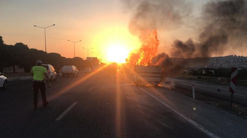 Elazığ&rsquo;da seyir halindeki pikap alev alev yandı
