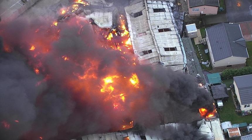 Londra'da end&uuml;striyel binada b&uuml;y&uuml;k yangın