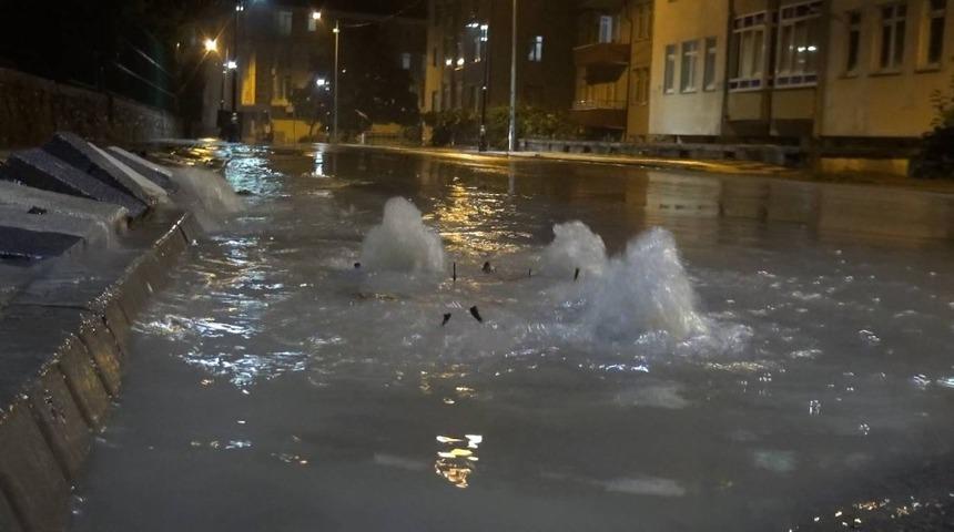 Bartın&rsquo;da sağanak yağış! Yollar dere yatağına d&ouml;nd&uuml;