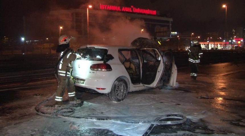 E5&rsquo;te makas ter&ouml;r&uuml;! Otomobil alev alev yandı