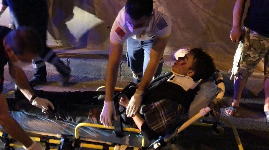 Otomobil minib&uuml;se arkadan &ccedil;arptı, can pazarı yaşadı: 6 yaralı