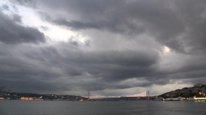 İstanbul'da sis ve kara bulutlar