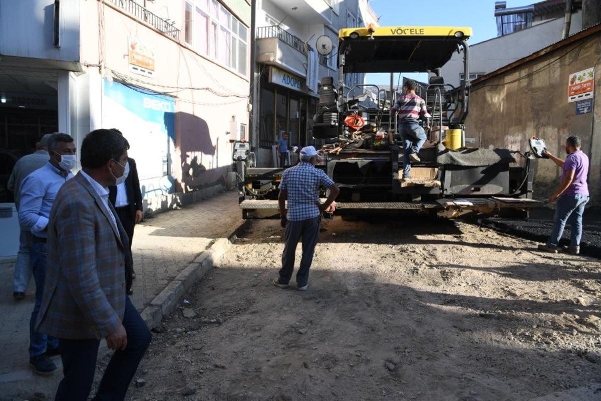 Başkan Asya, asfalt &ccedil;alışmalarını inceledi