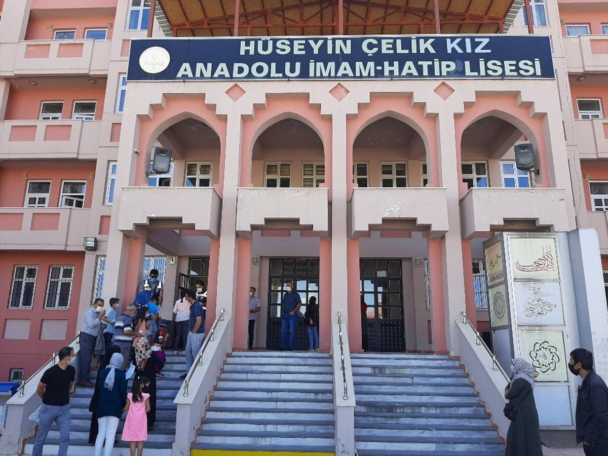 Van &rsquo;da ilk ve orta&ouml;ğretim &ouml;ğrencileri i&ccedil;in bursluluk sınavı başladı