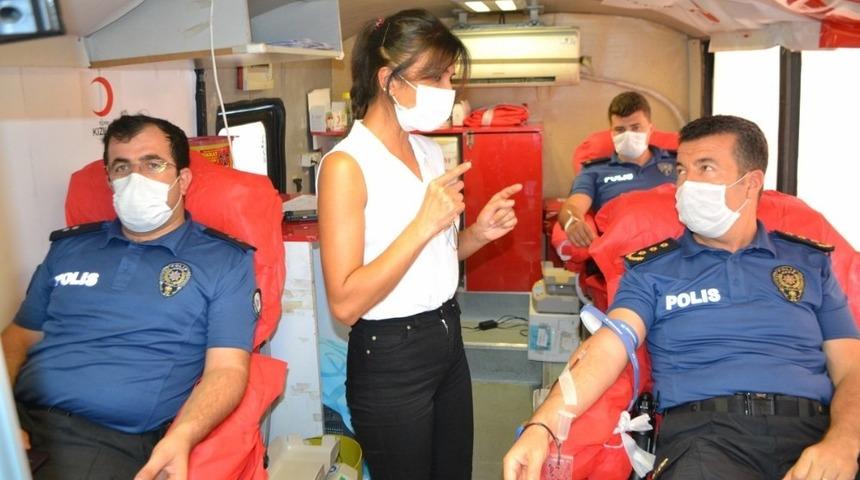 Bozyazı’da polisler kan bağışında bulundu