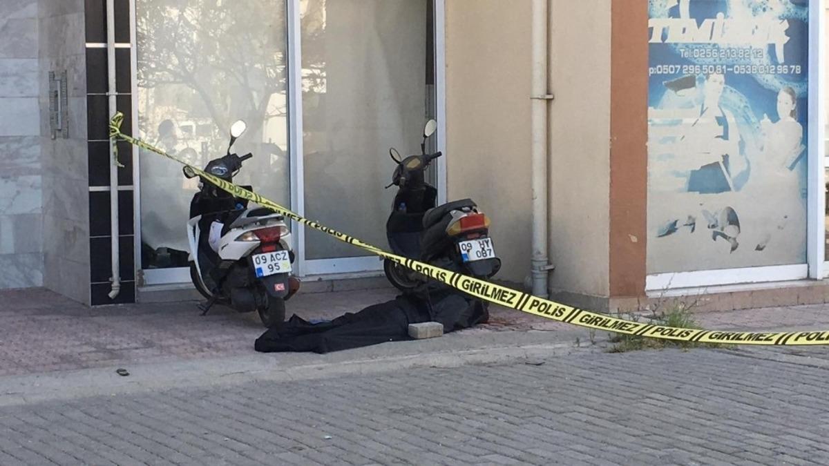 Polis ekipleri 13. kattan d&uuml;ş&uuml;p &ouml;len şahsın kimliğini araştırıyor