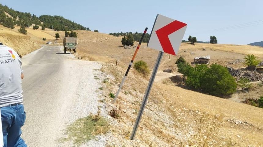 Kahramanmaraş’ta trafik levhaları yenileniyor