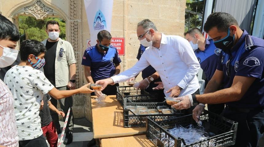 Eyyübiye’de vatandaşlara aşure ikramı
