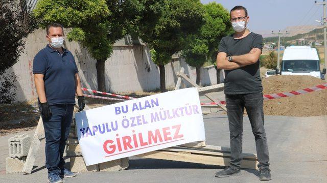 Belediye ekibi yıkıma geldi, onlar barikat kurup yolu kapattı