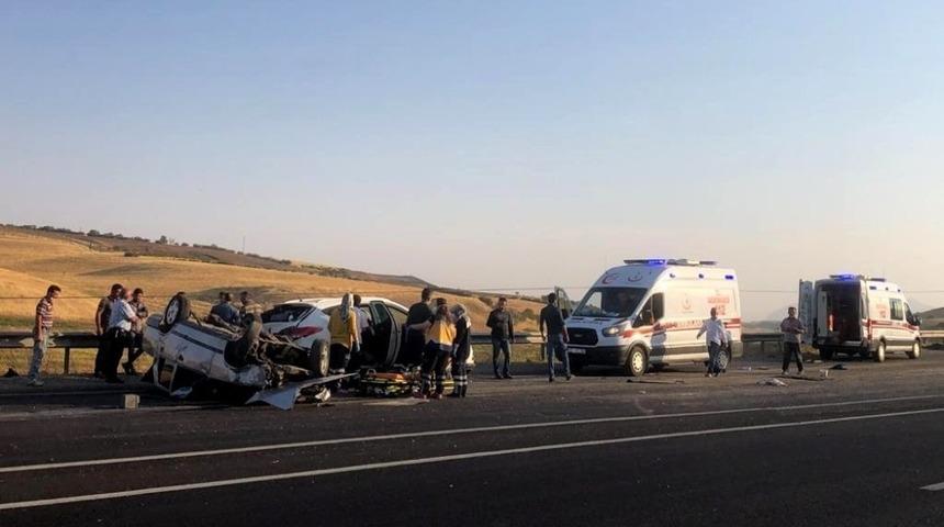 Otomobil &ouml;n&uuml;ndeki otomobile &ccedil;arparak durabildi: 4 Yaralı