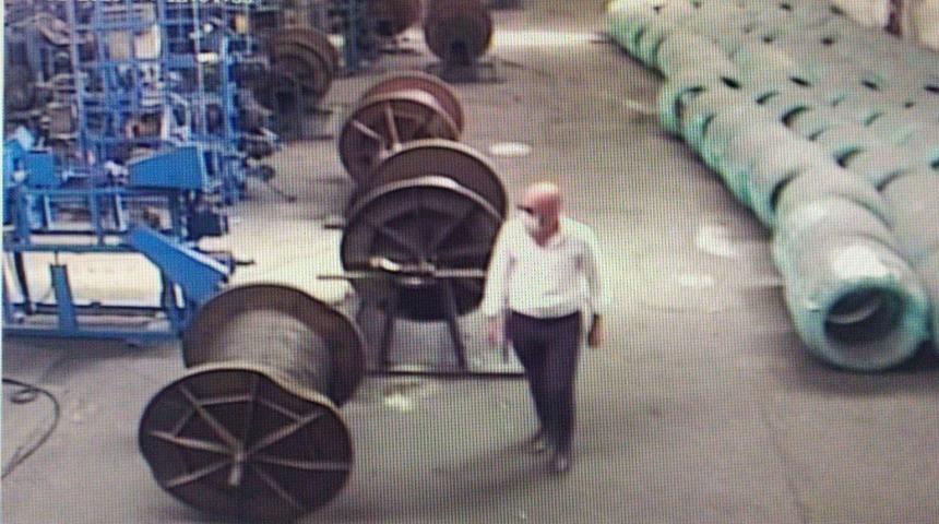 'Pes' dedirten olay! İş başvurusuna gittiği fabrikalarda, iş&ccedil;ilerin paralarını &ccedil;almış