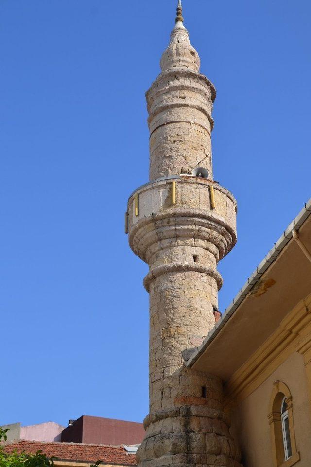 Asırlık caminin minaresi onarım bekliyor