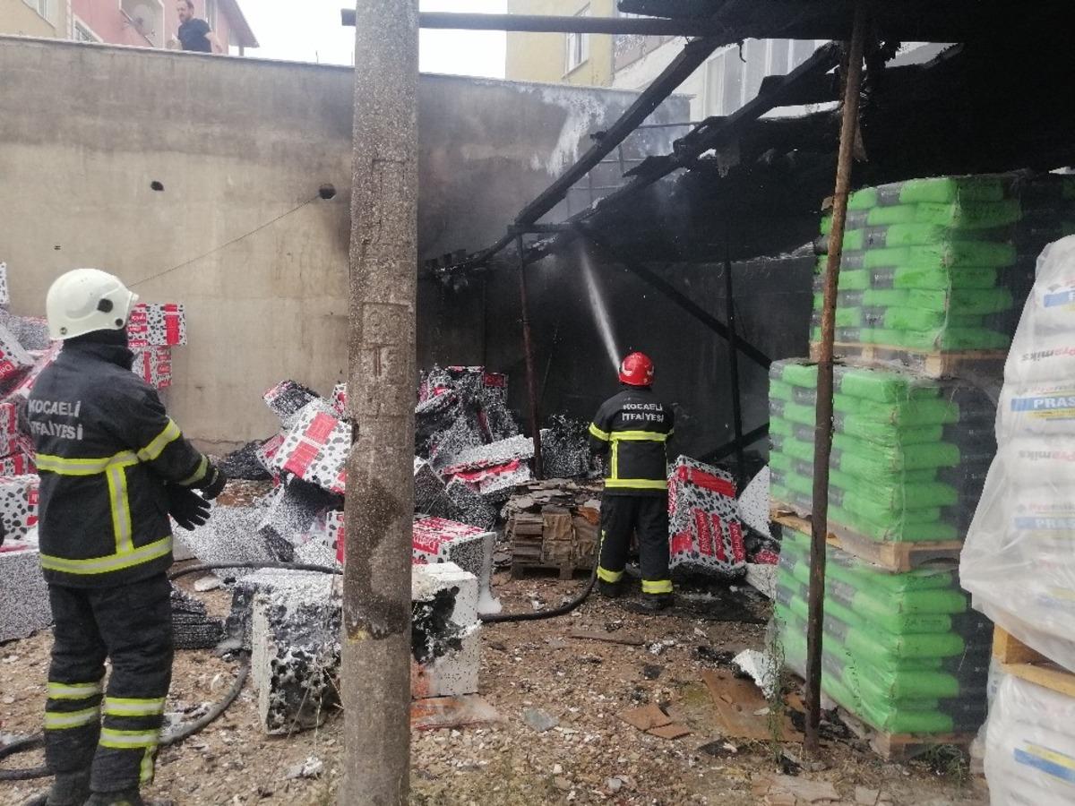 İnşaat deposunda &ccedil;ıkan yangın malzemeleri k&uuml;le &ccedil;evirdi