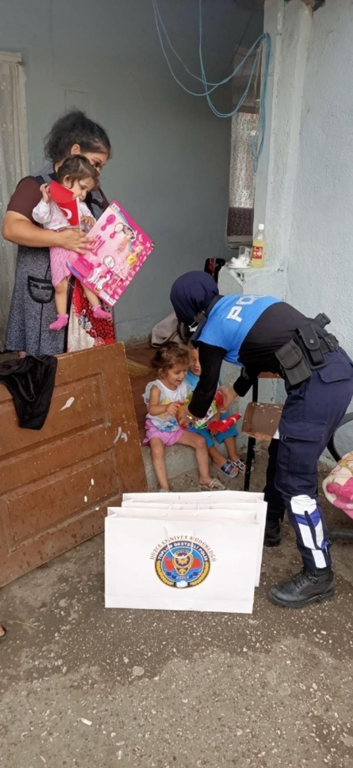 Ziyarette g&ouml;rd&uuml;kleri &ccedil;ocuklara hediye g&ouml;nderdiler