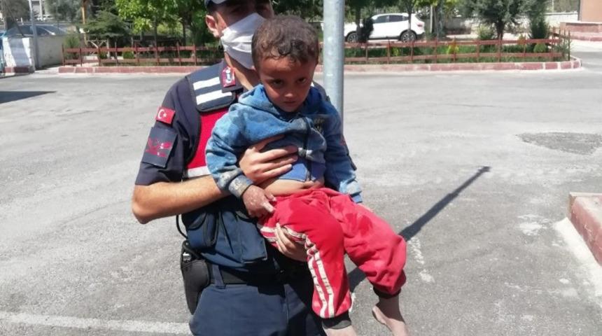 Kaybolan 3 yaşındaki &ccedil;ocuğu iz takip k&ouml;peği ve drone buldu