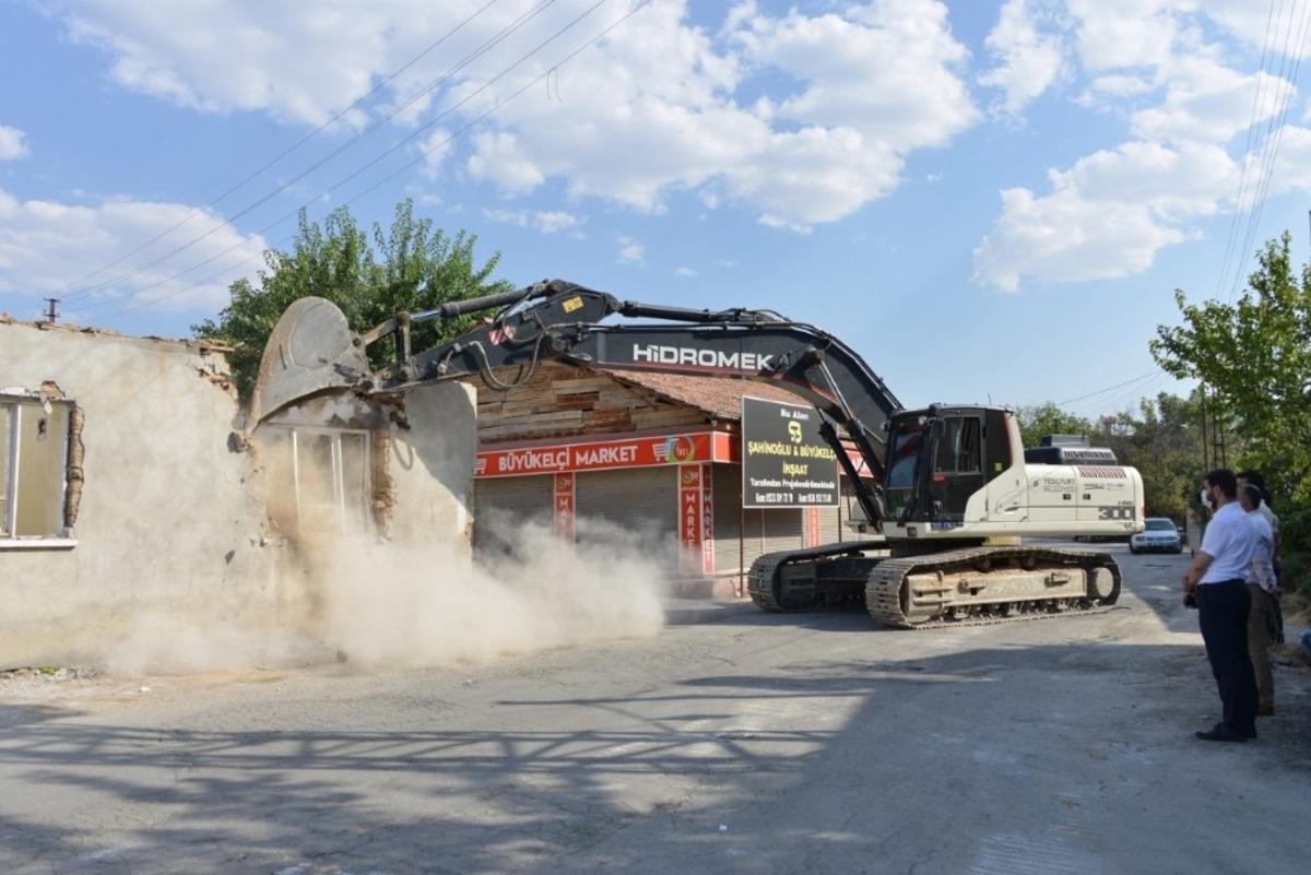 Yeşilyurt&rsquo;ta 299 metruk ev yıkıldı