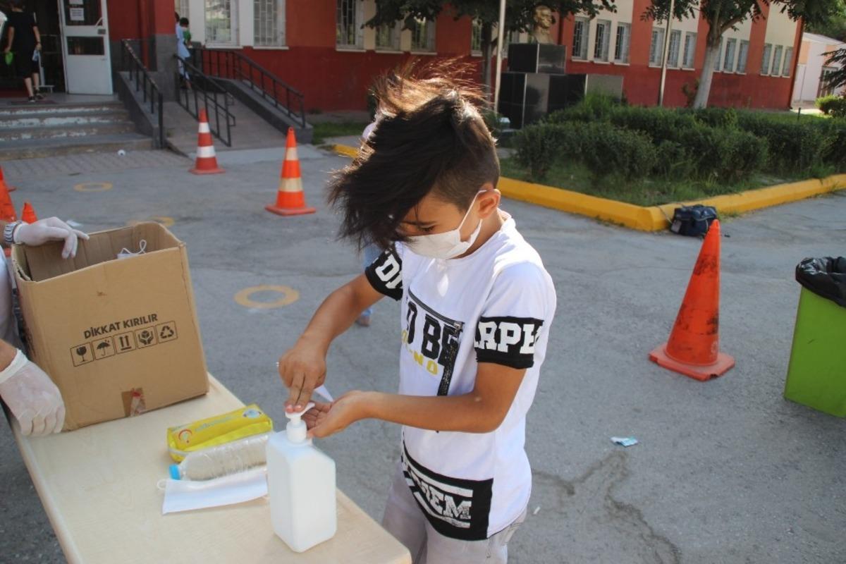 Kayseri&rsquo;de koronavir&uuml;s tedbirleri kapsamında bursluluk sınavı yapıldı