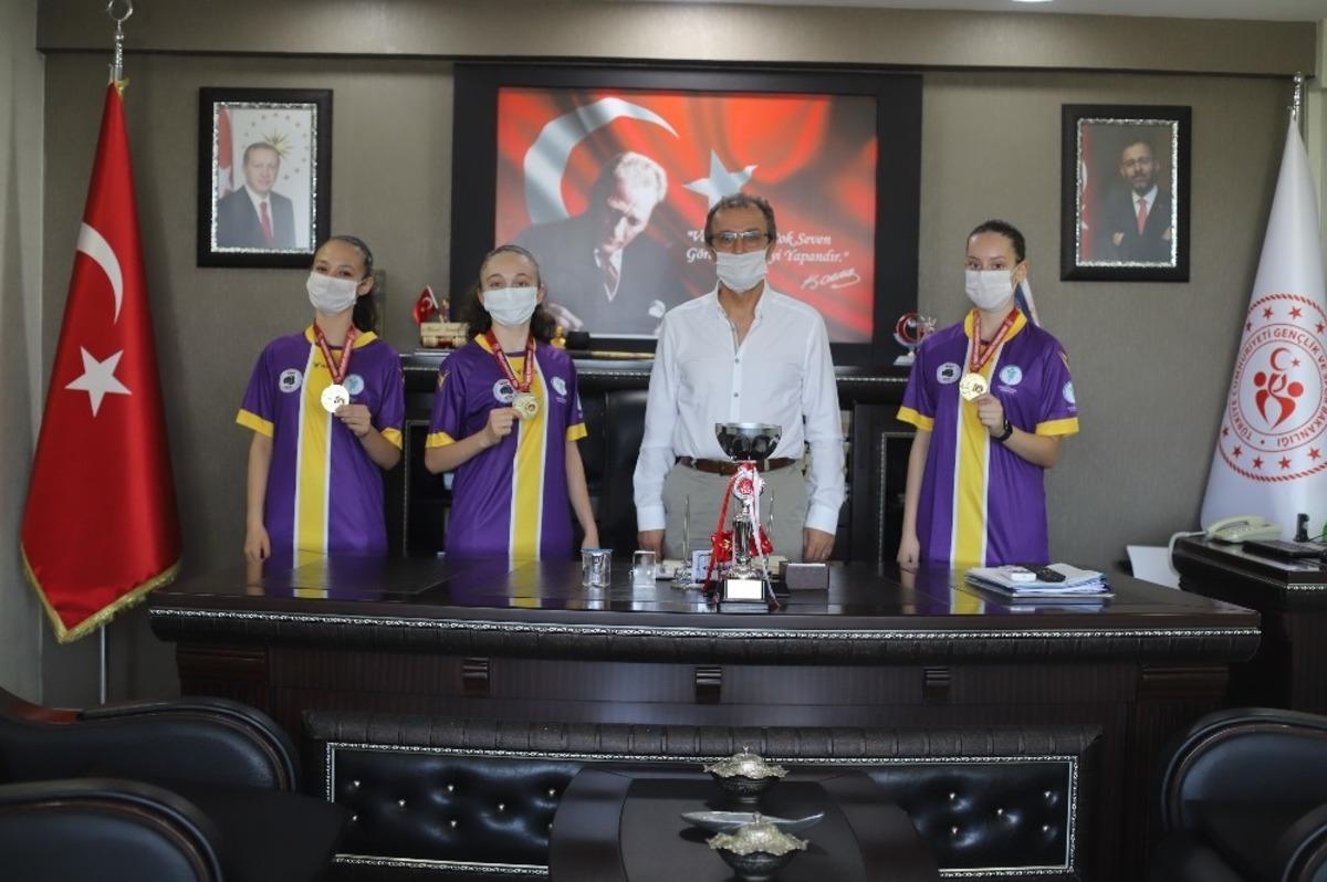 &Uuml;&ccedil; ay boyunca evde &ccedil;alışan karateciler T&uuml;rkiye Şampiyonu oldu