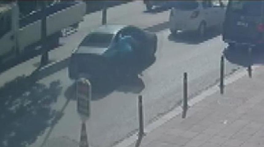 Gasp&ccedil;ılara kaptırdığı parayı kurtarmak i&ccedil;in araca tutunup, b&ouml;yle s&uuml;r&uuml;klendi