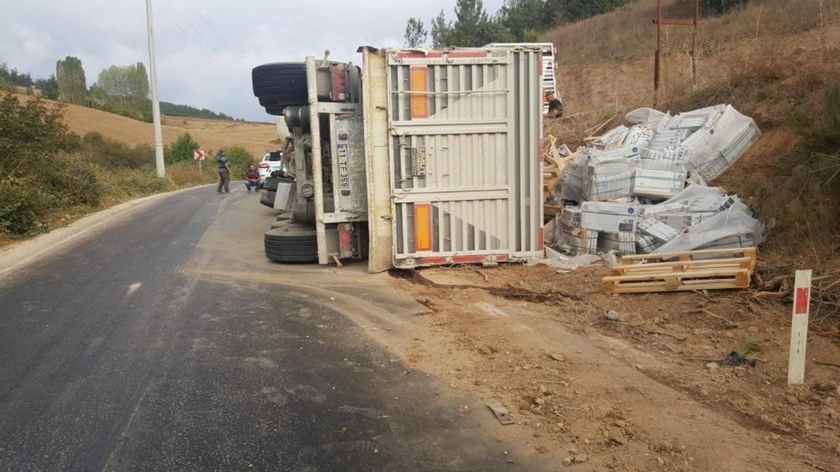 Bilecik&rsquo;te fayans y&uuml;kl&uuml; tır devrildi