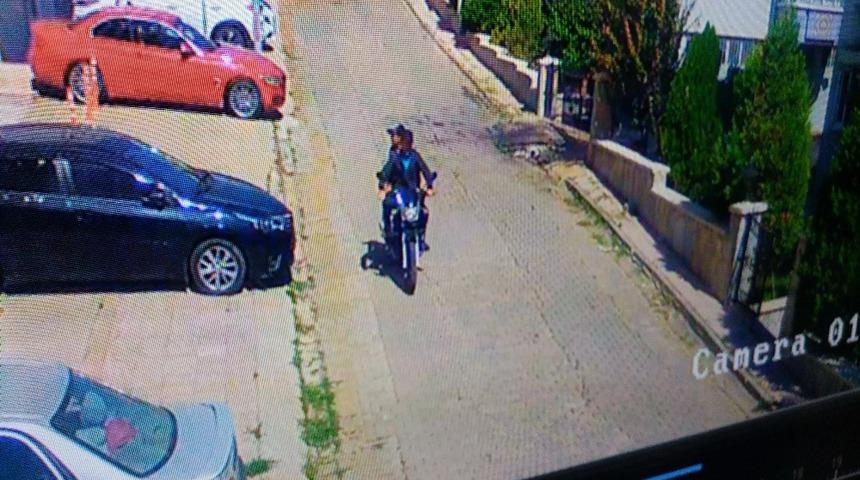 G&uuml;nd&uuml;z vakti pes dedirten hırsızlık: Motosikleti b&ouml;yle &ccedil;aldılar