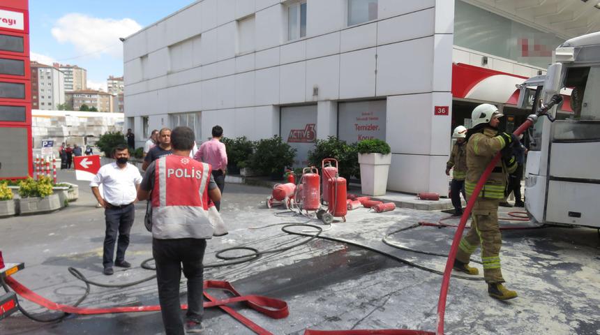 Ataşehir'de akaryakıt istasyonunda yanan midib&uuml;s paniğe neden oldu