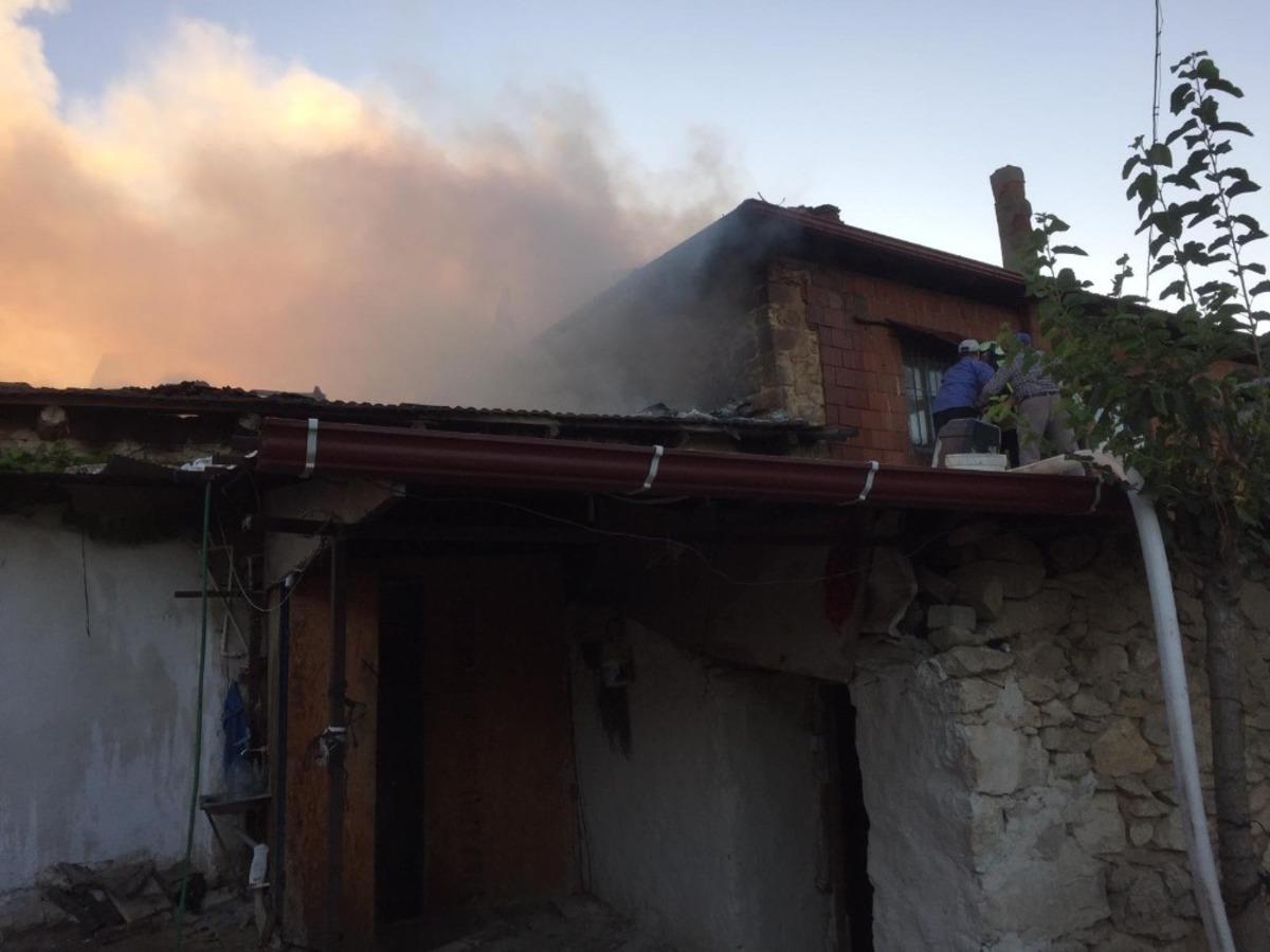 Denizli&rsquo;de &ccedil;ıkan yangında ev kullanılamaz hale geldi