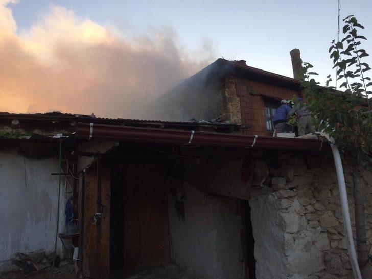Denizli’de çıkan yangında ev kullanılamaz hale geldi G1