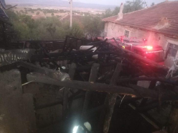 Denizli’de çıkan yangında ev kullanılamaz hale geldi G5