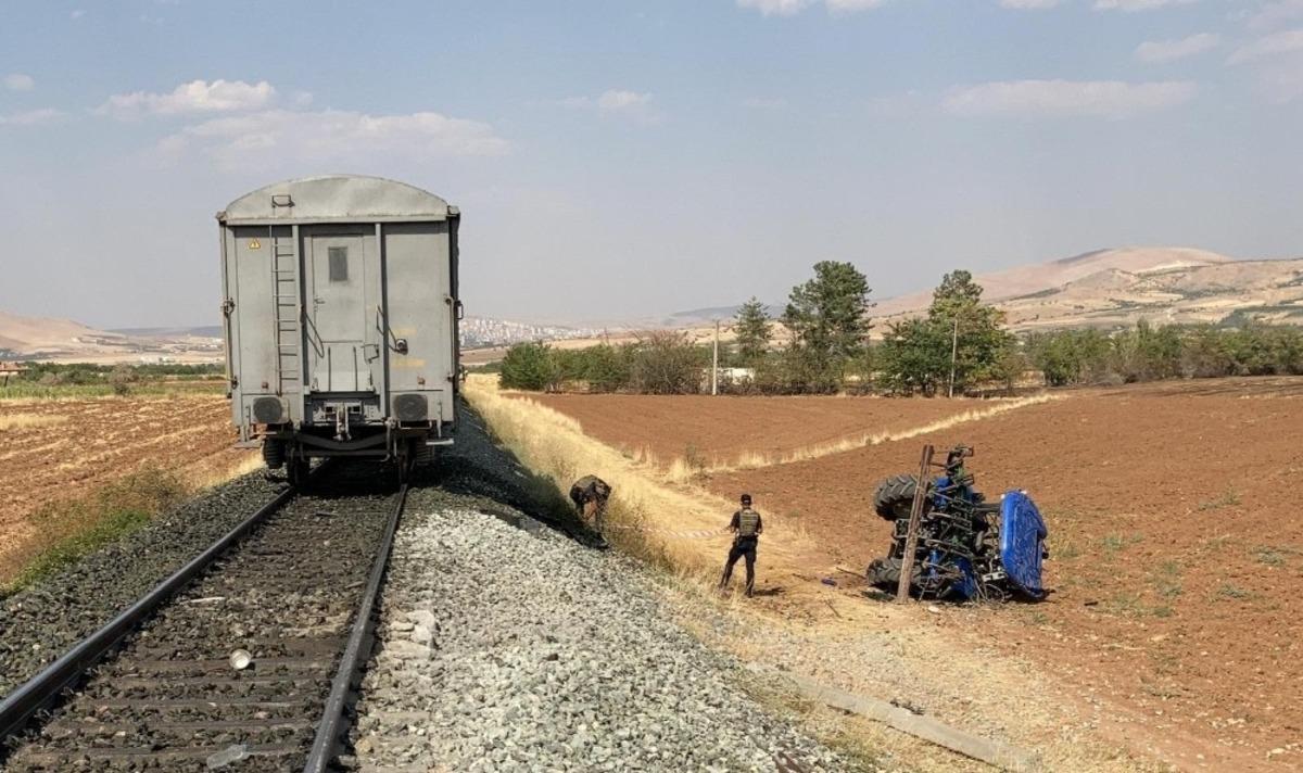 Elazığ&rsquo;da trenin &ccedil;arptığı trakt&ouml;r&uuml;n s&uuml;r&uuml;c&uuml;s&uuml; hayatını kaybetti