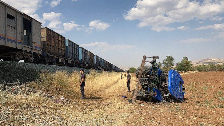 Elazığ’da trenin çarptığı traktörün sürücüsü hayatını kaybetti G2
