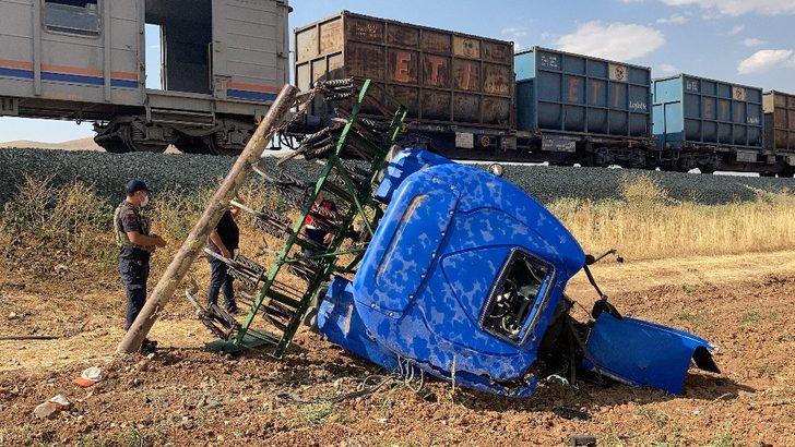 Elazığ’da trenin çarptığı traktörün sürücüsü hayatını kaybetti G3