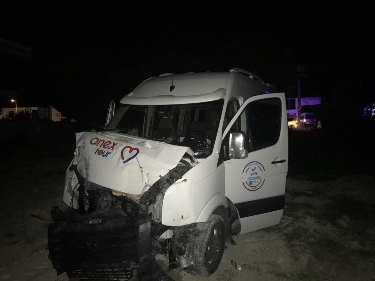Tur minib&uuml;s&uuml;yle taksi &ccedil;arpıştı: 2 turist yaralı